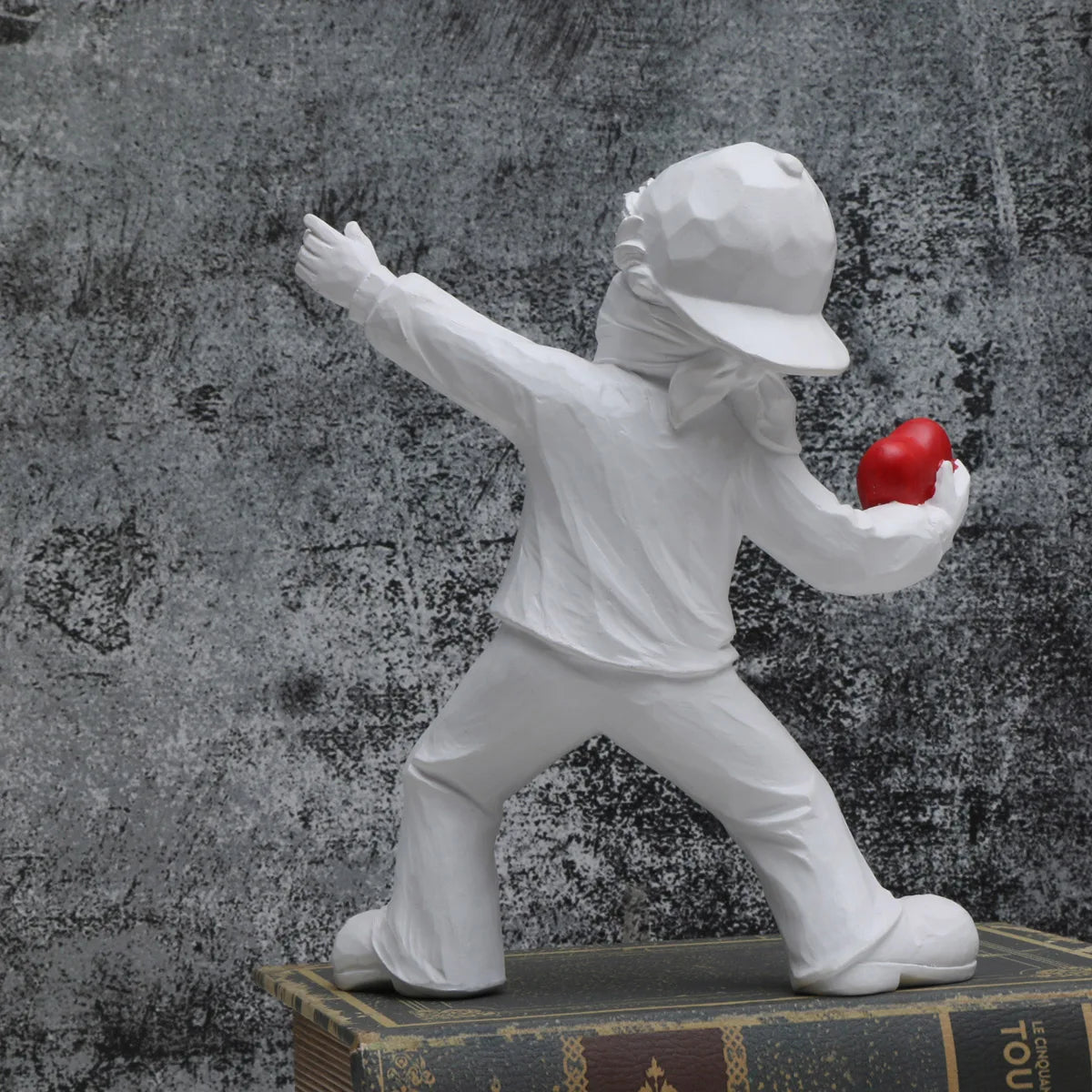 Banksy Herzwerfer Skulptur – Street-Art-Ikone als Kunstharz-Figur