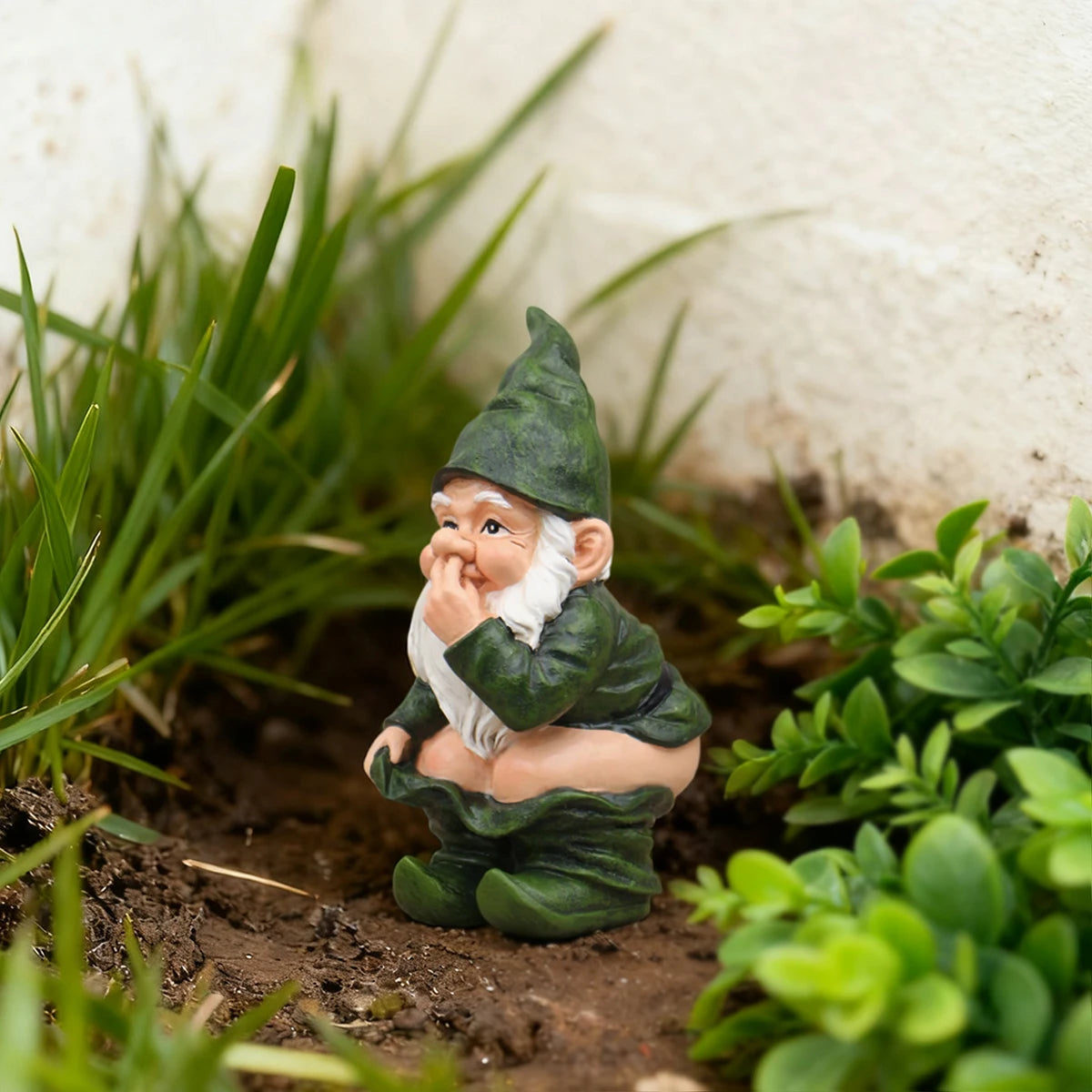 Hockender Gartenzwerg – Witzige Resin-Figur für den Garten