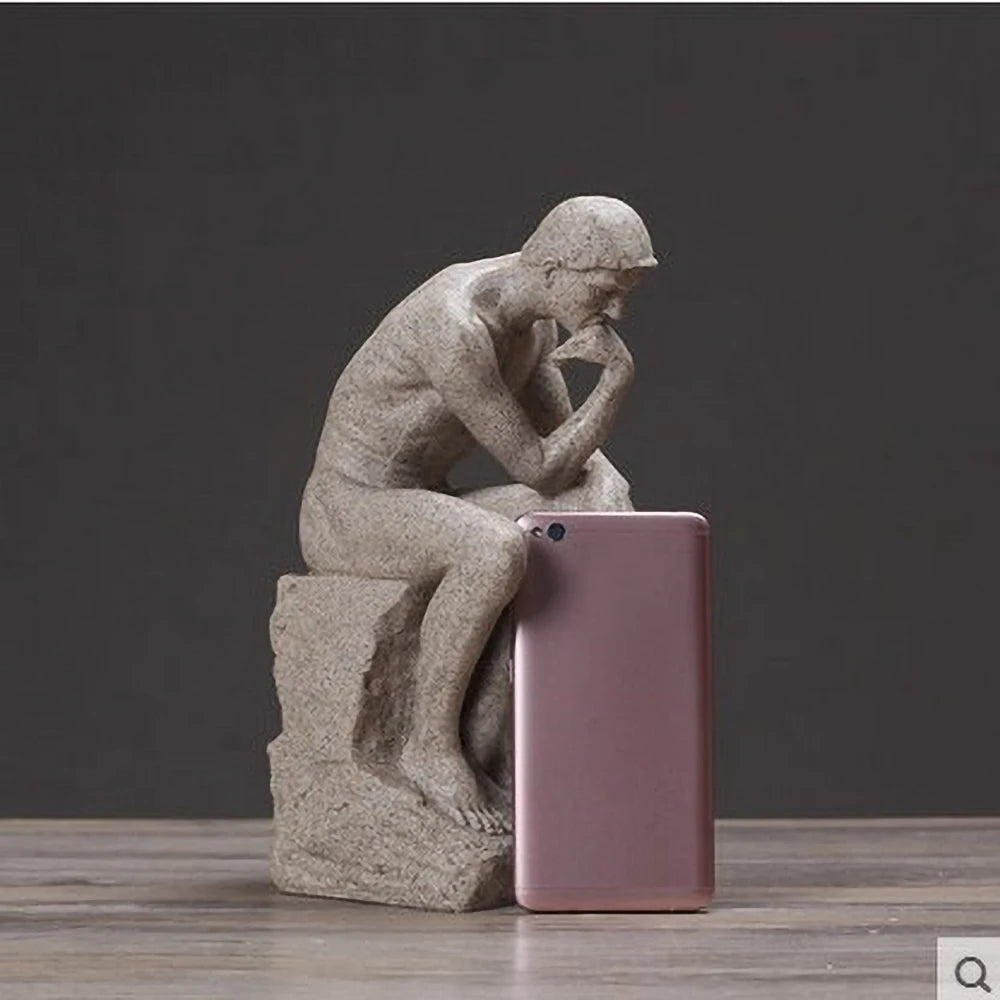 Nordische Denker-Skulptur – Resin in Sandstein-Optik