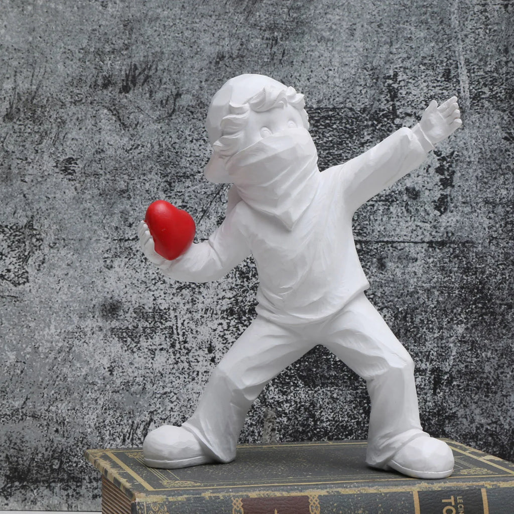 Banksy Herzwerfer Skulptur – Street-Art-Ikone als Kunstharz-Figur