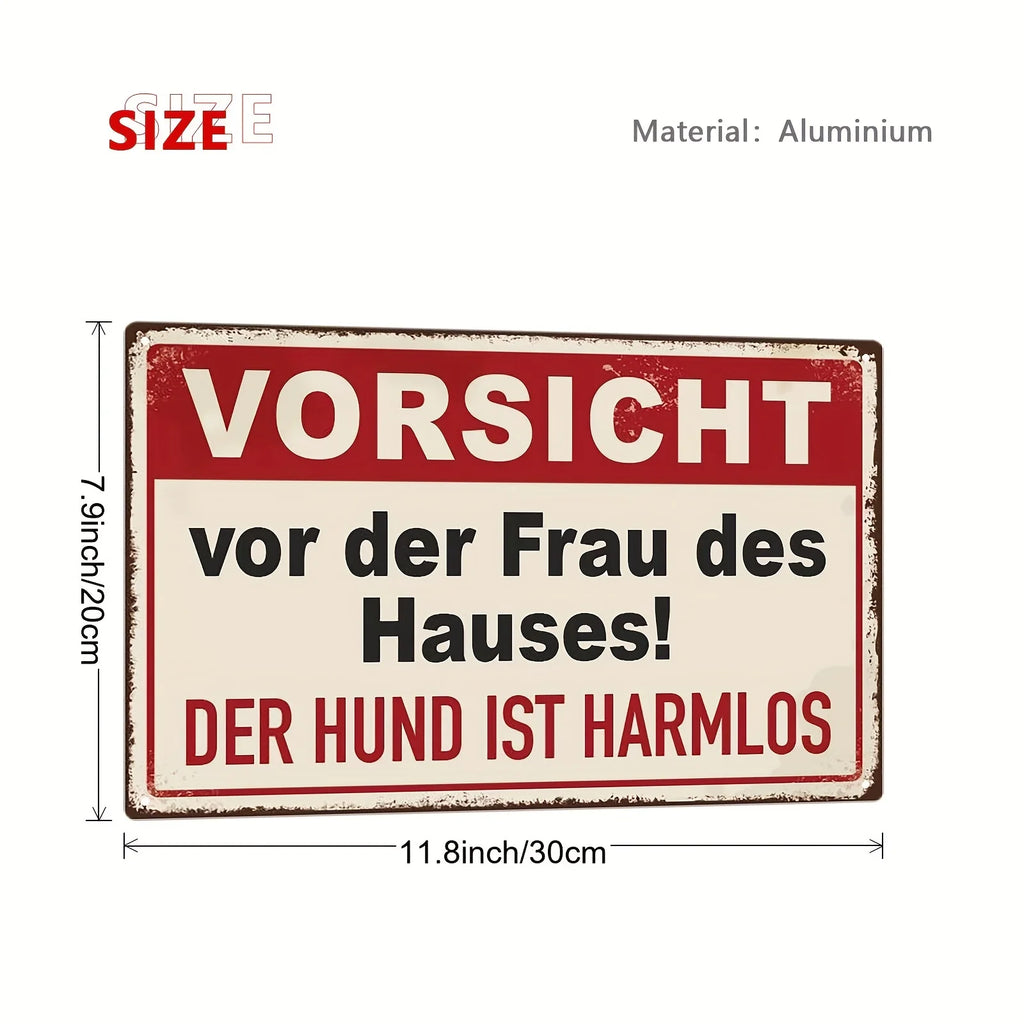 Witziges Metall-Wandschild – „Vorsicht vor der Frau des Hauses, der Hund ist harmlos“ – Retro