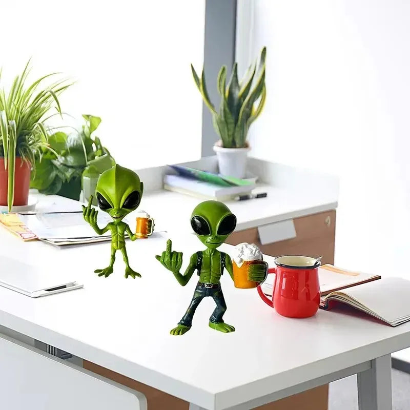 Alien Bier-Skulptur aus Harz – Witzige Gartenfigur mit lustigem Ausdruck, wetterfest für Innen & Außen