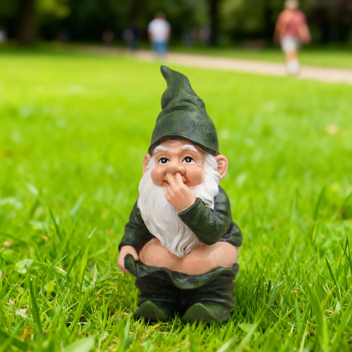 Hockender Gartenzwerg – Witzige Resin-Figur für den Garten