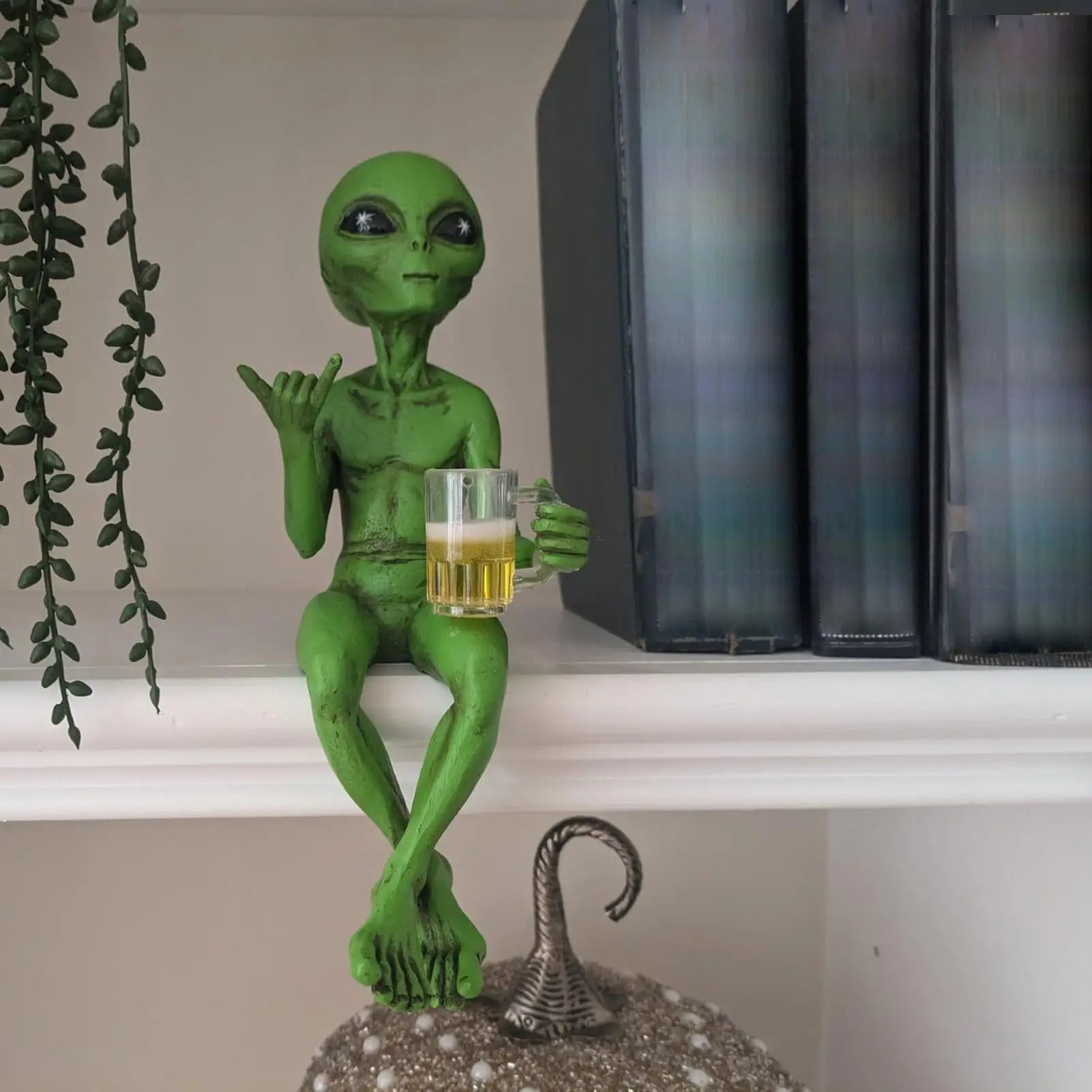 Bier trinkende Alien-Figur aus Resin