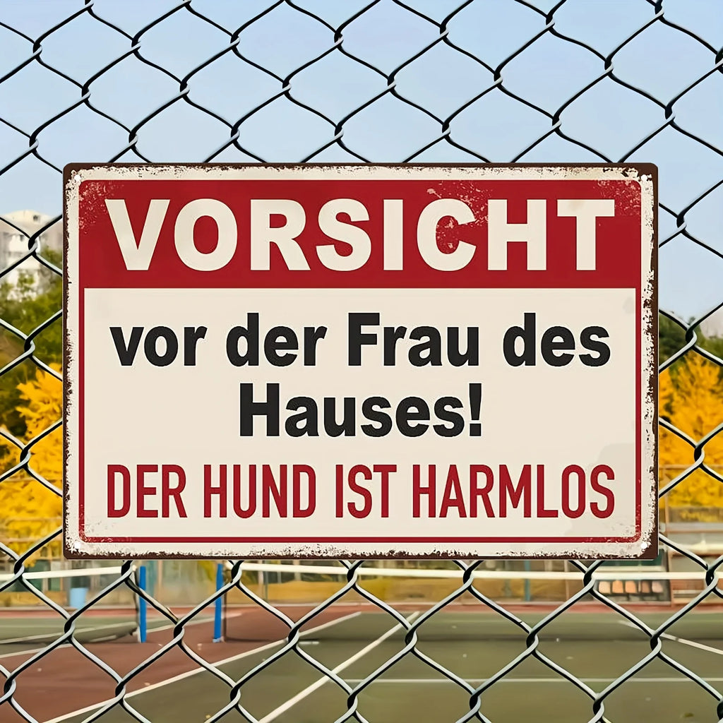 Witziges Metall-Wandschild – „Vorsicht vor der Frau des Hauses, der Hund ist harmlos“ – Retro