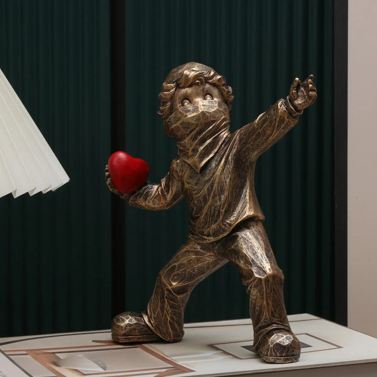 Banksy Herzwerfer Skulptur – Street-Art-Ikone als Kunstharz-Figur