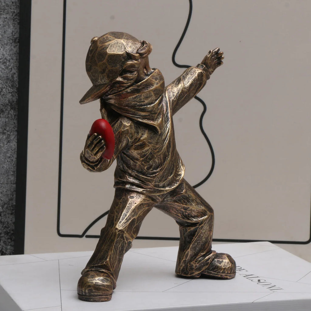 Banksy Herzwerfer Skulptur – Street-Art-Ikone als Kunstharz-Figur
