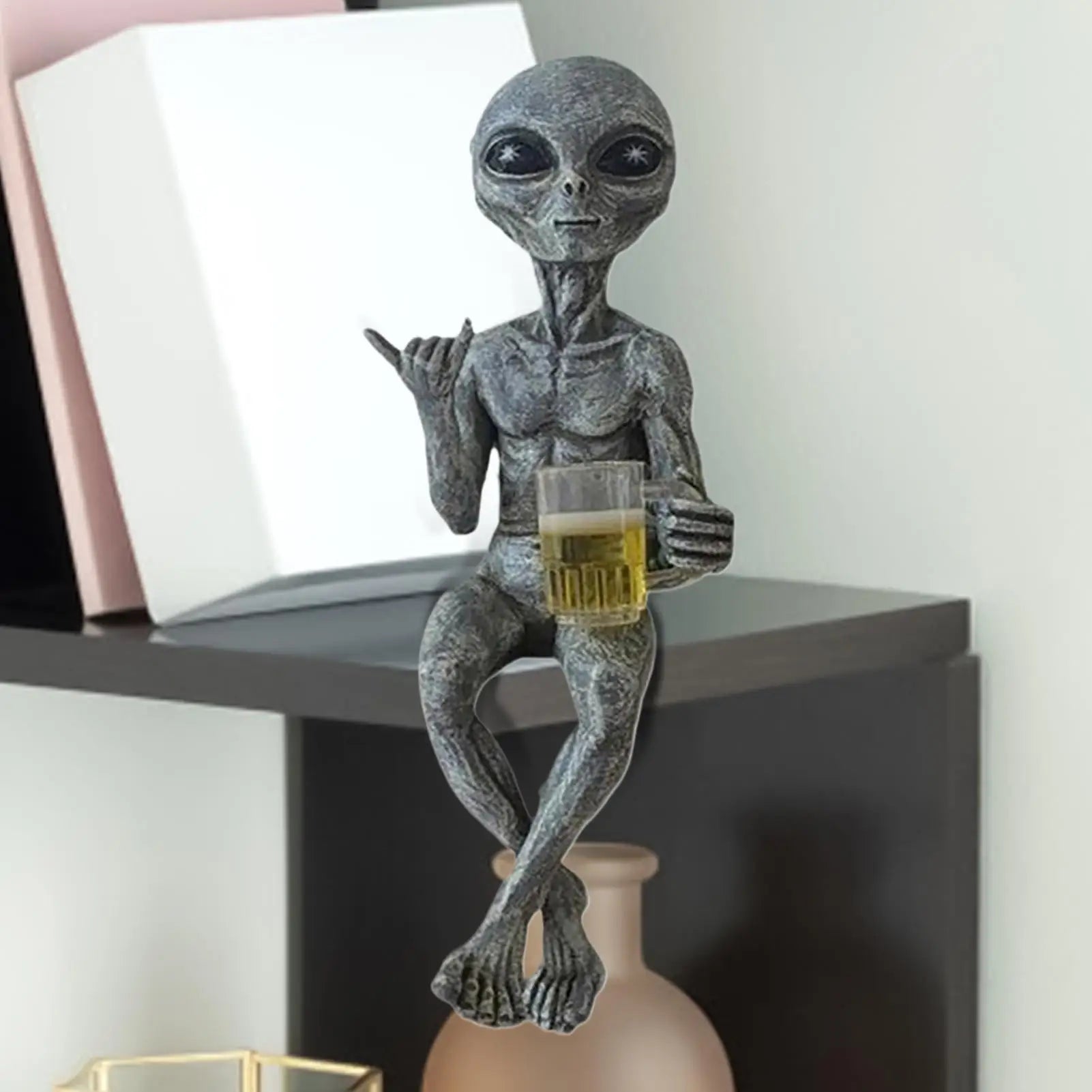 Bier trinkende Alien-Figur aus Resin
