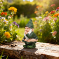 Hockender Gartenzwerg – Witzige Resin-Figur für den Garten
