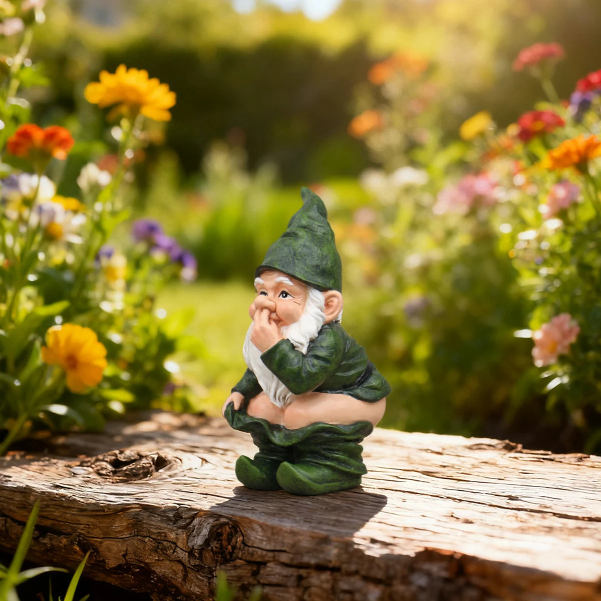 Hockender Gartenzwerg – Witzige Resin-Figur für den Garten