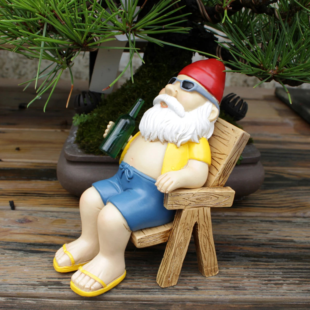 Sonnenbadender Gartenzwerg auf Liegestuhl – Witzige Gartenfigur aus Harz (2er-Set)