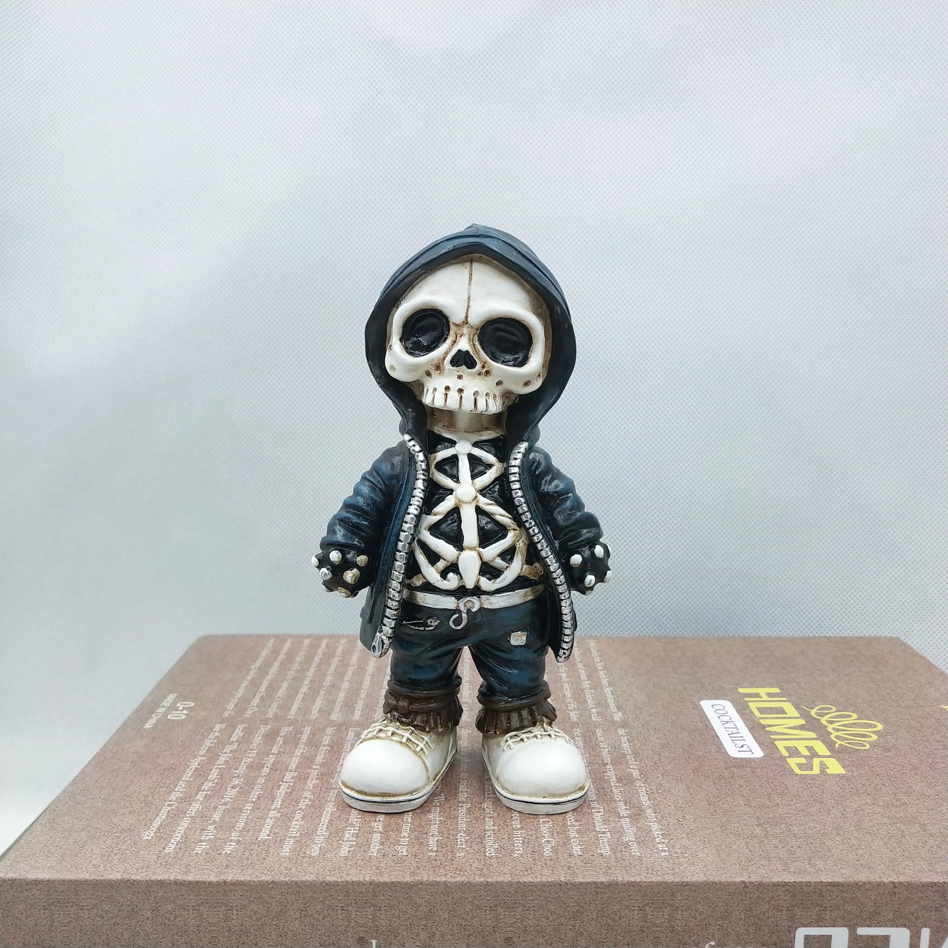 Skelett-Figur aus Harz – Miniatur Halloween & Gothic Deko (4 Varianten)