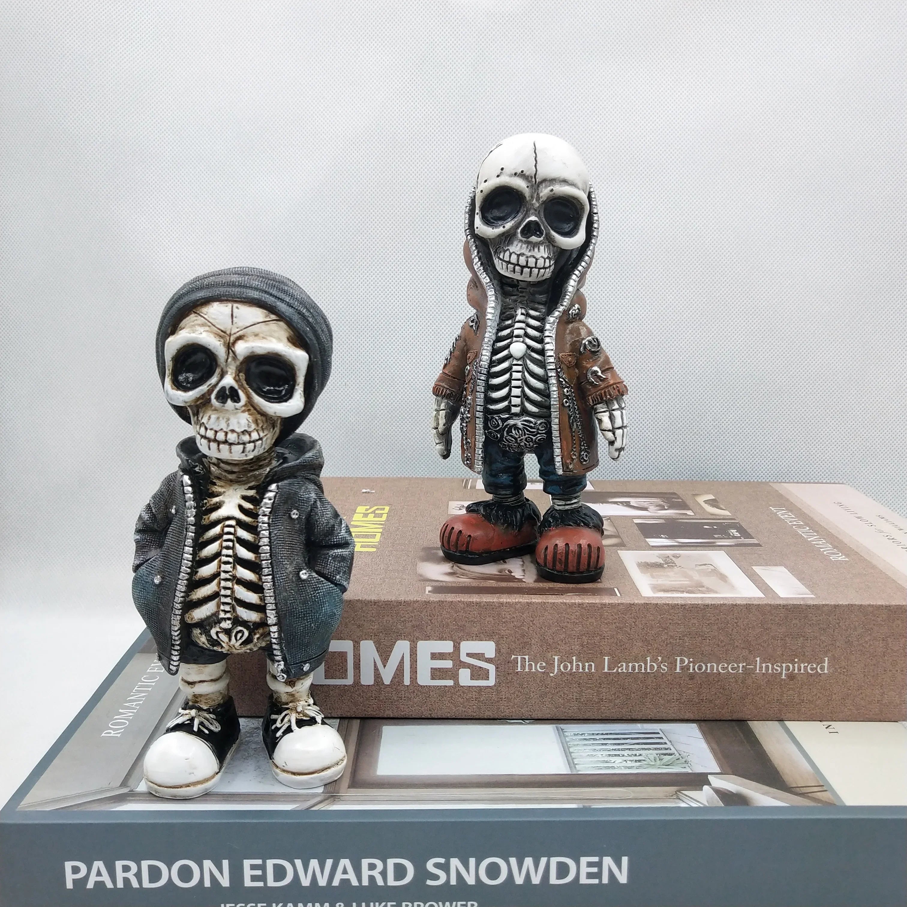 Skelett-Figur aus Harz – Miniatur Halloween & Gothic Deko (4 Varianten)