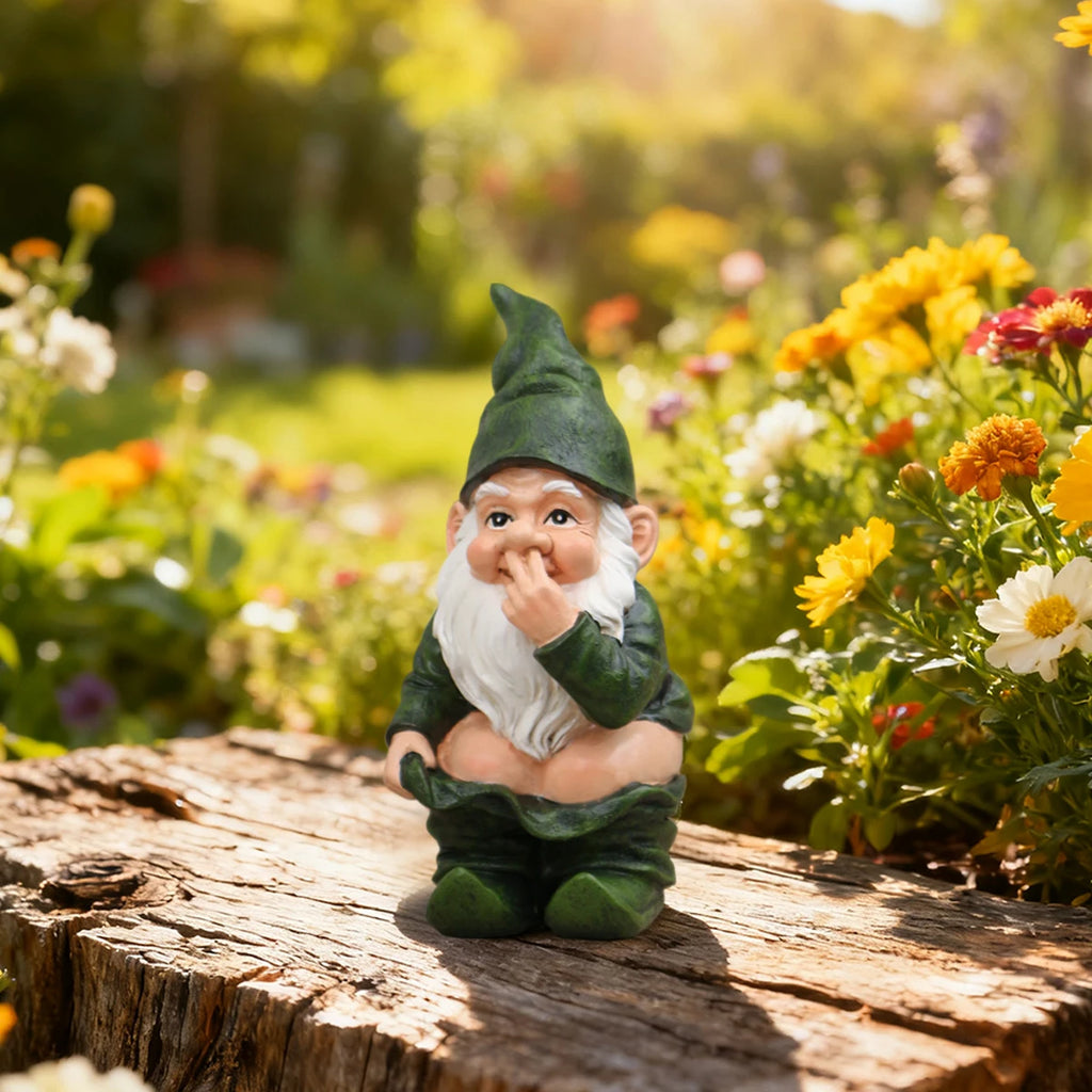 Hockender Gartenzwerg – Witzige Resin-Figur für den Garten