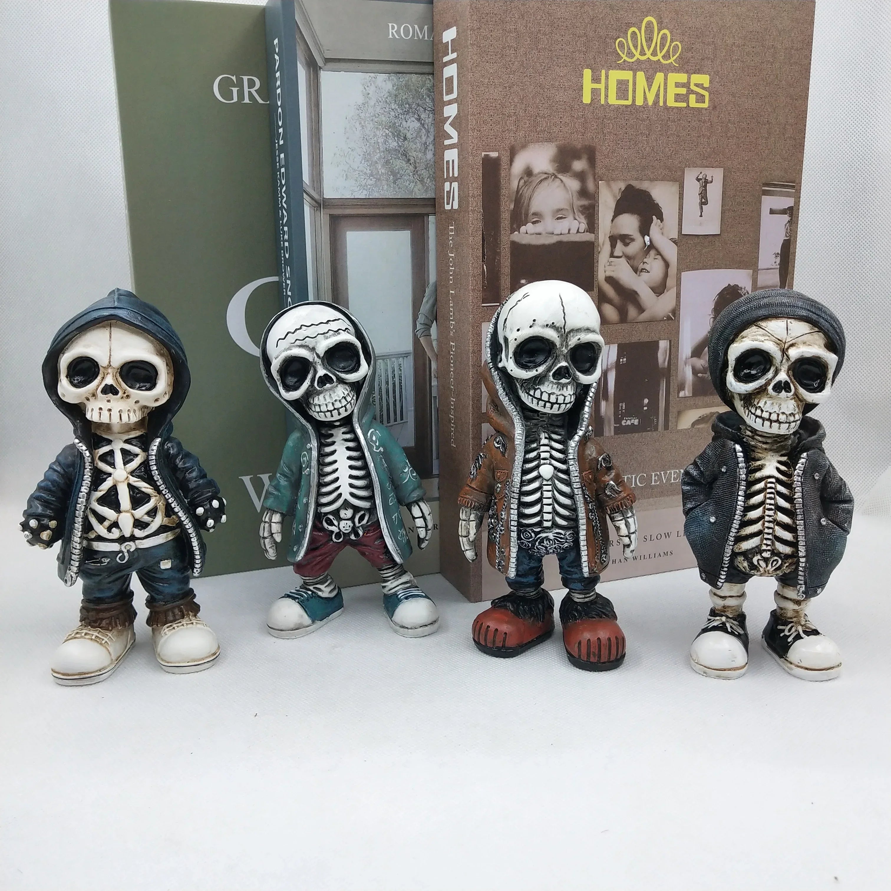 Skelett-Figur aus Harz – Miniatur Halloween & Gothic Deko (4 Varianten)
