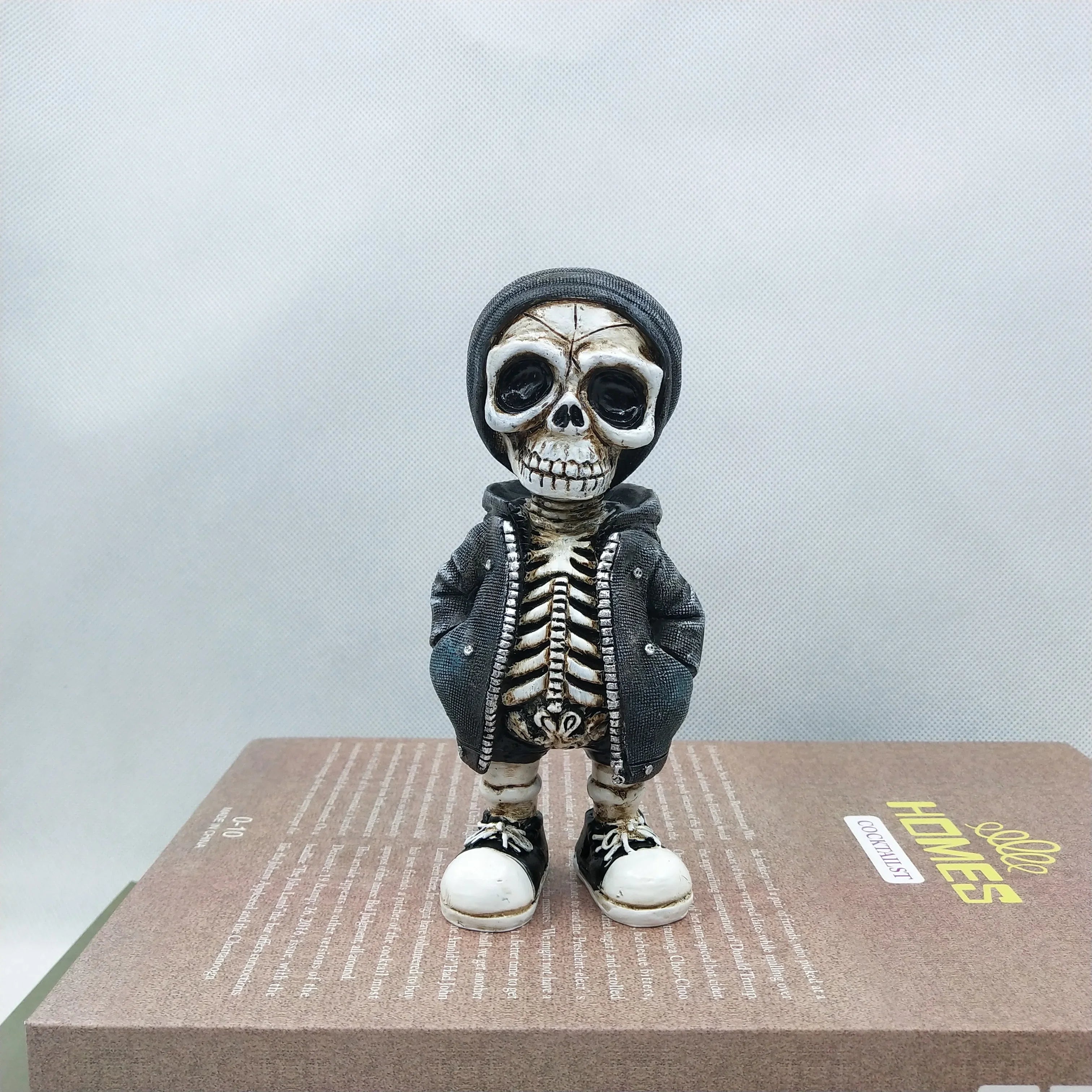 Skelett-Figur aus Harz – Miniatur Halloween & Gothic Deko (4 Varianten)