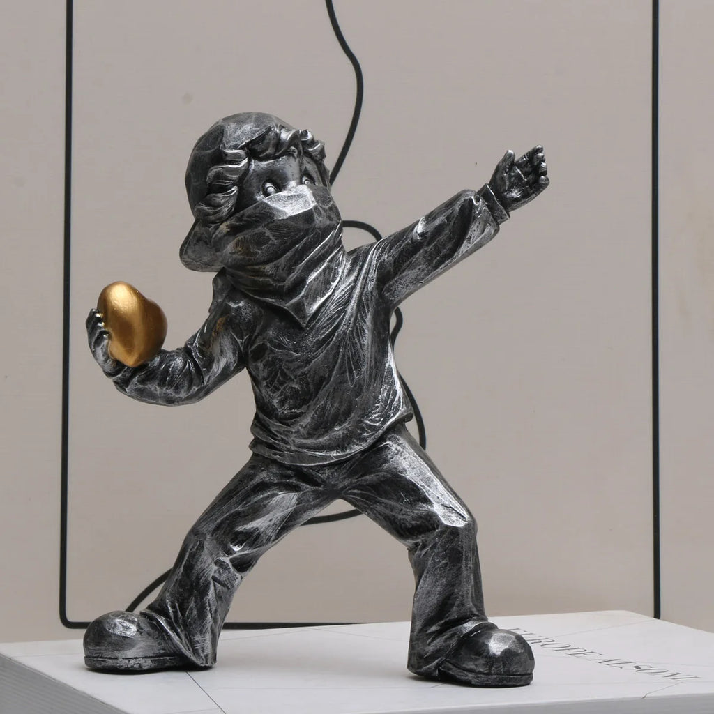 Banksy Herzwerfer Skulptur – Street-Art-Ikone als Kunstharz-Figur