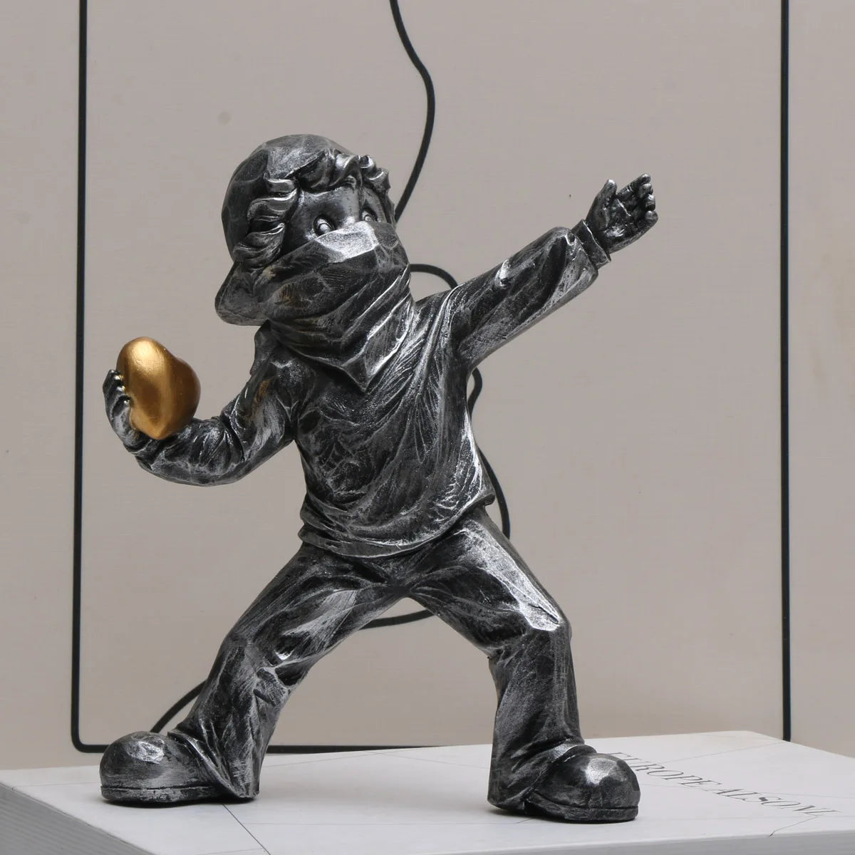 Banksy Herzwerfer Skulptur – Street-Art-Ikone als Kunstharz-Figur