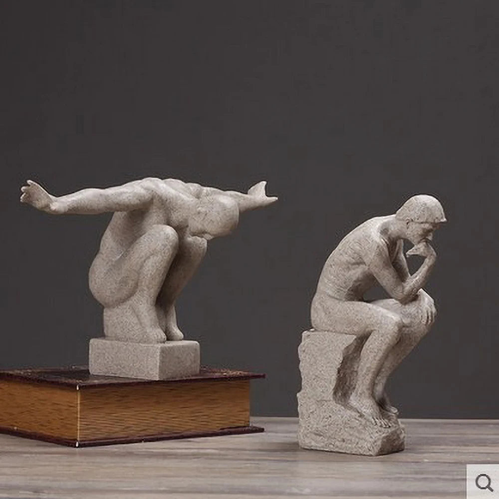 Nordische Denker-Skulptur – Resin in Sandstein-Optik