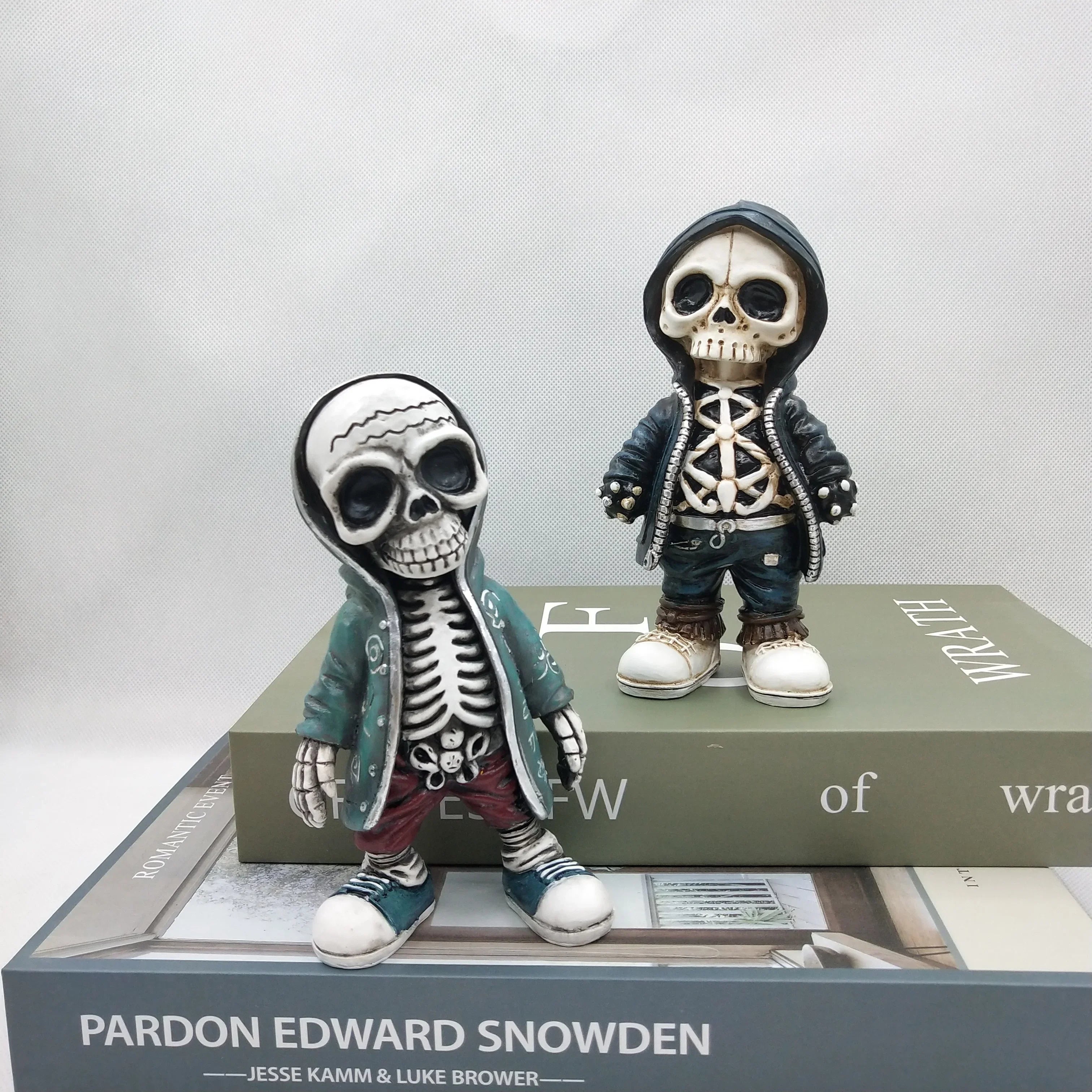 Skelett-Figur aus Harz – Miniatur Halloween & Gothic Deko (4 Varianten)