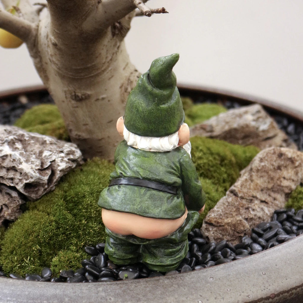 Hockender Gartenzwerg – Witzige Resin-Figur für den Garten