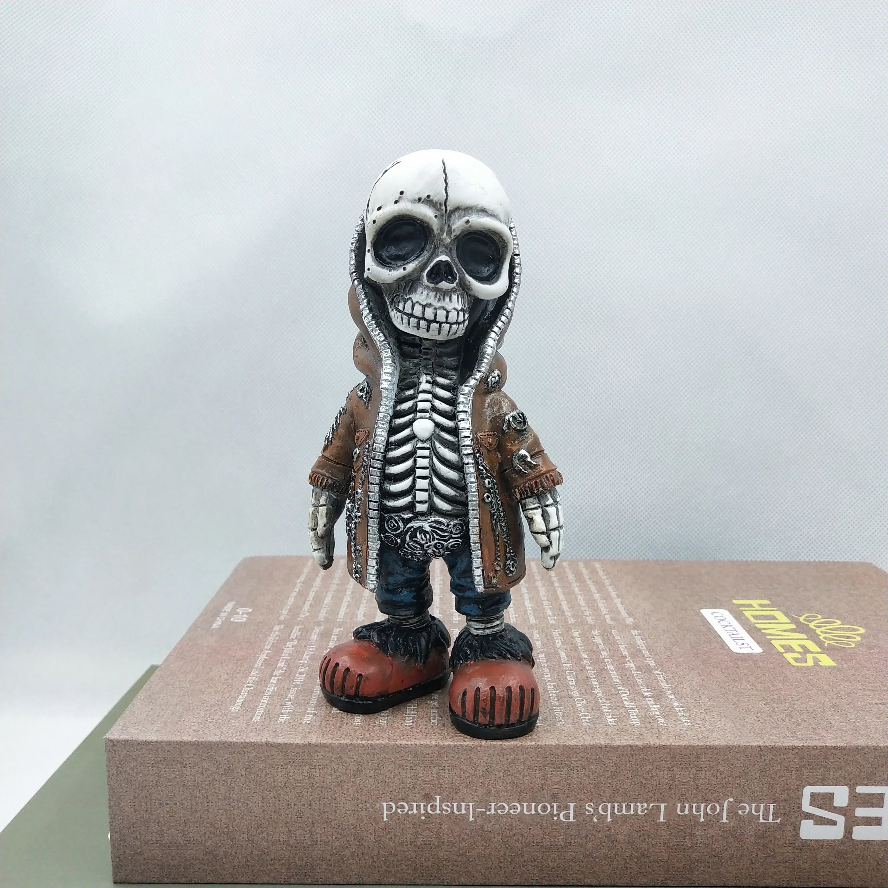 Skelett-Figur aus Harz – Miniatur Halloween & Gothic Deko (4 Varianten)