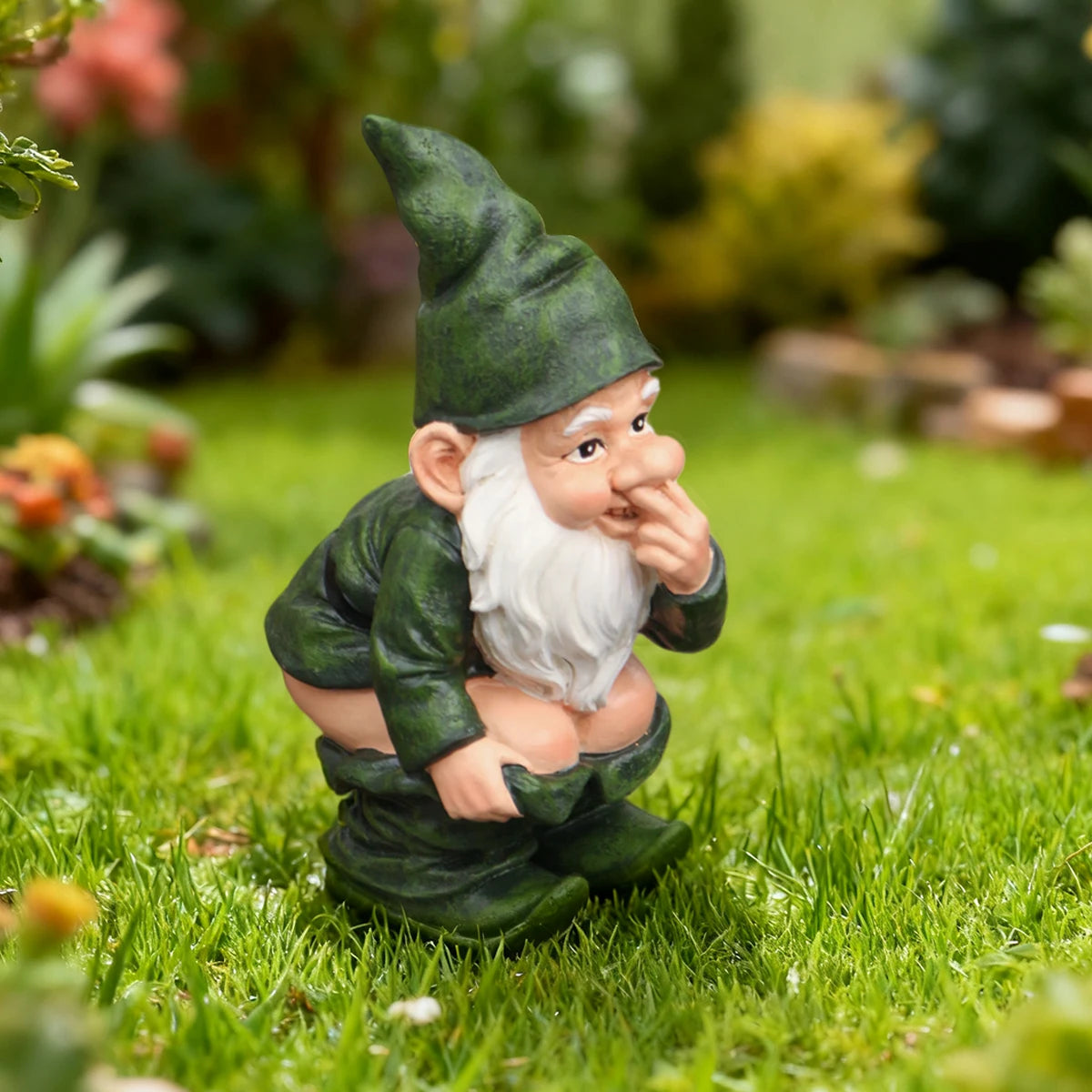 Hockender Gartenzwerg – Witzige Resin-Figur für den Garten