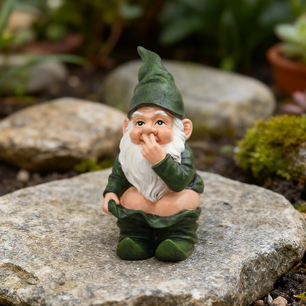 Hockender Gartenzwerg – Witzige Resin-Figur für den Garten