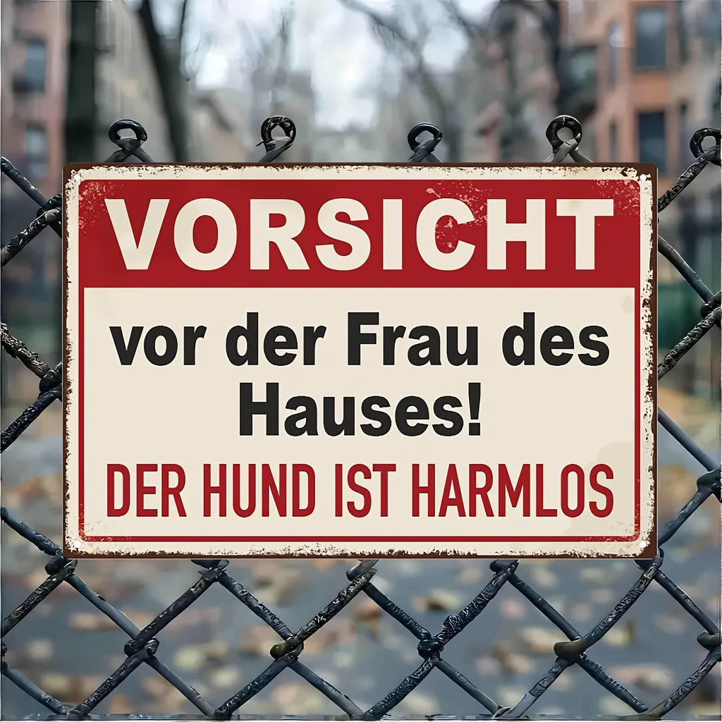 Witziges Metall-Wandschild – „Vorsicht vor der Frau des Hauses, der Hund ist harmlos“ – Retro