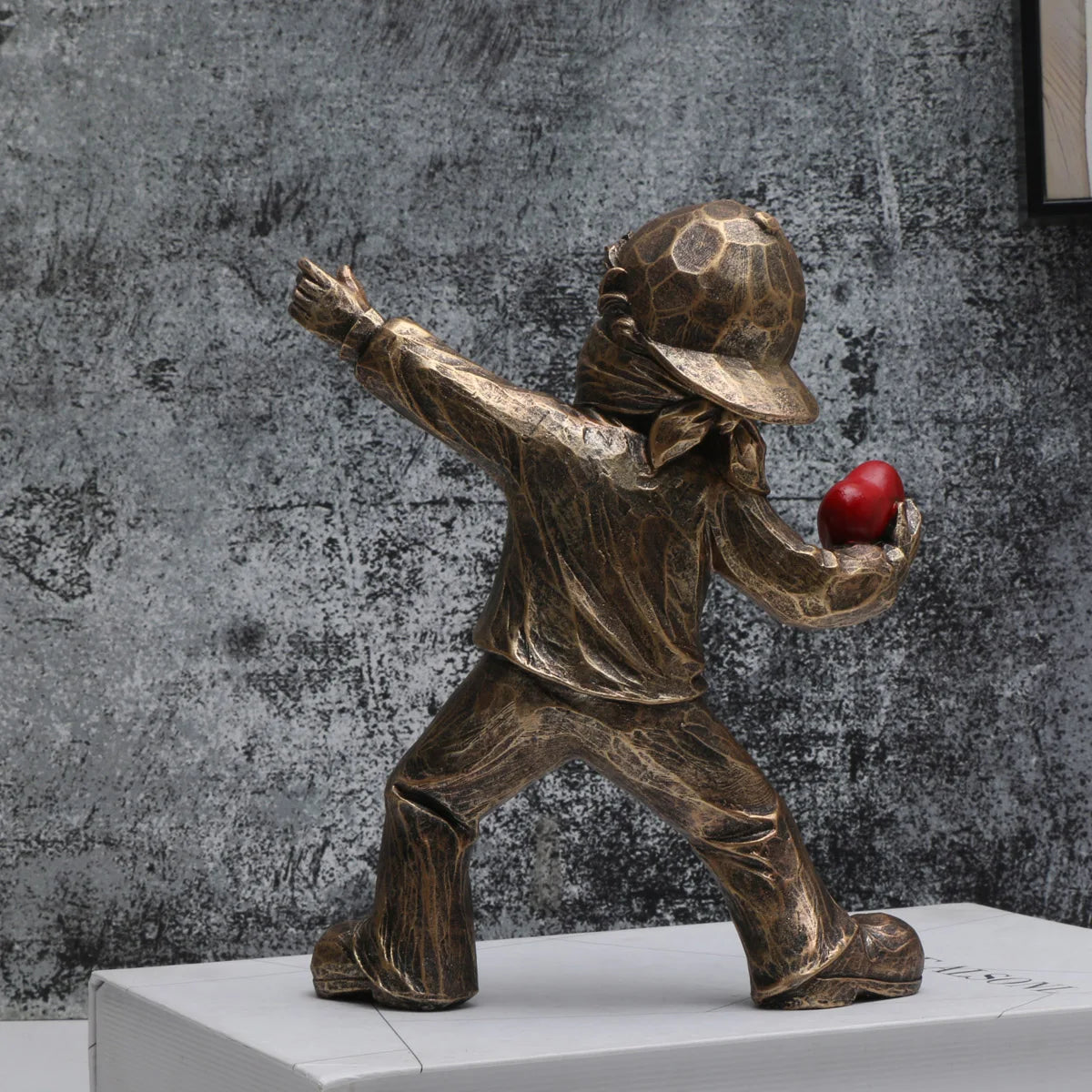 Banksy Herzwerfer Skulptur – Street-Art-Ikone als Kunstharz-Figur