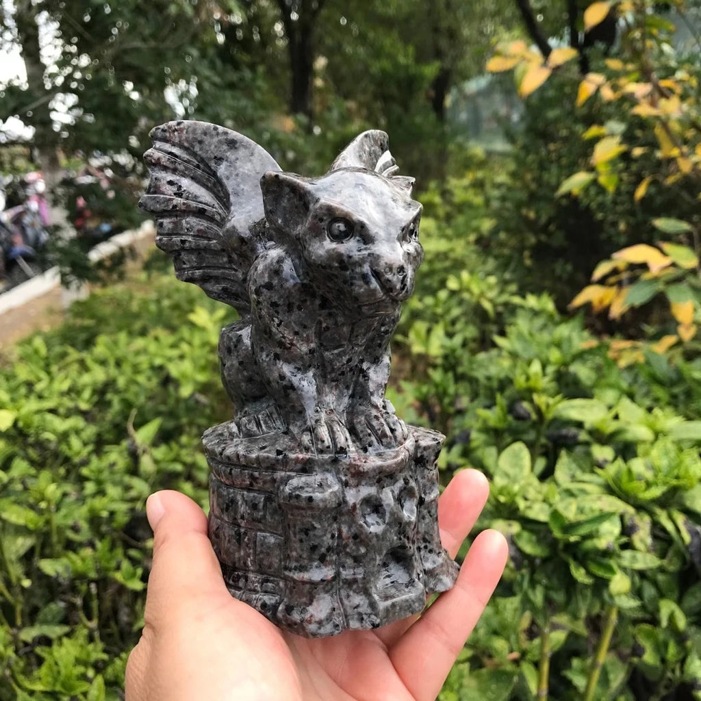 Gargoyle – Handgeschnitzte Quarz-Statue (ca. 10 cm)