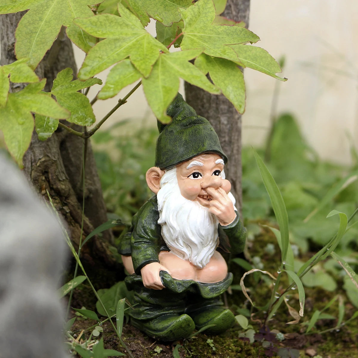 Hockender Gartenzwerg – Witzige Resin-Figur für den Garten