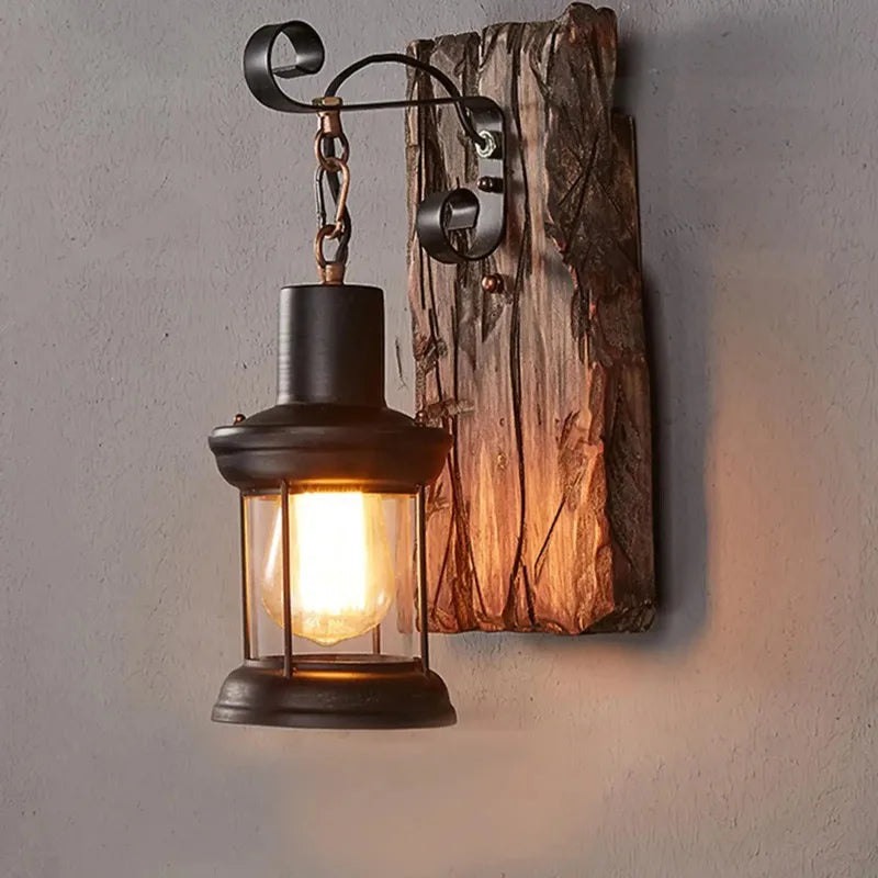 Antike Industrie-Wandleuchte aus Holz & Eisen – Rustikale Wandlampe