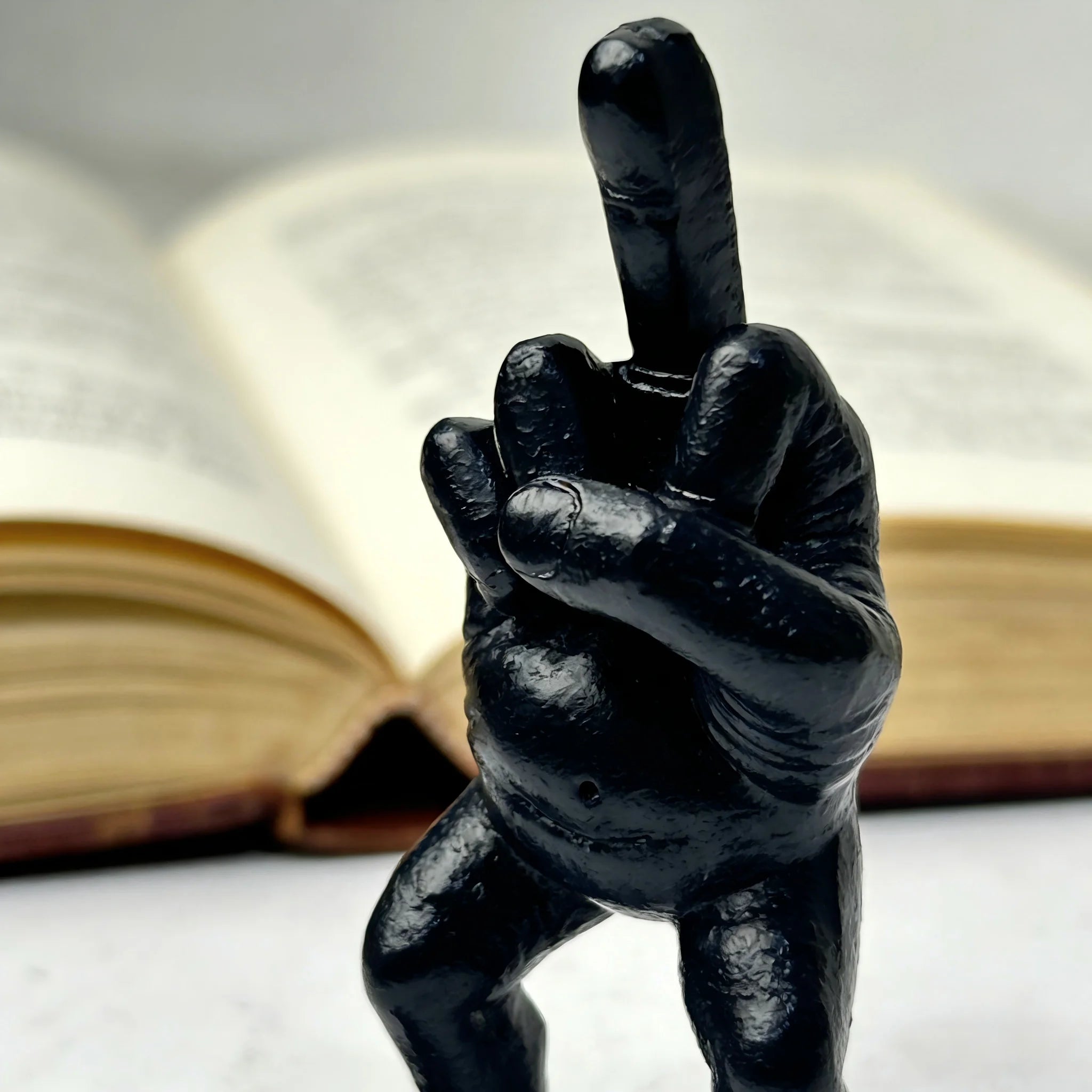 Stinkefinger-Figur mit Beinen
