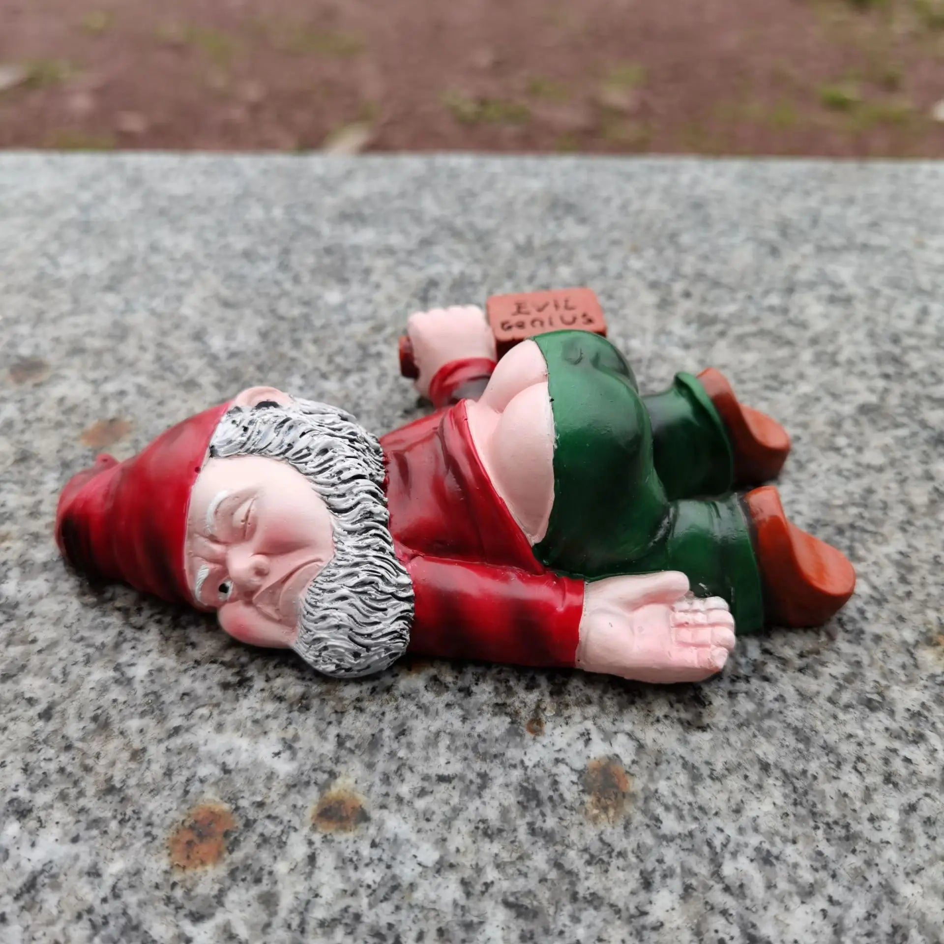 Betrunkener Zwerg aus Resin – Witzige Gartenfigur & Miniatur-Deko für Haus, Büro & Garten