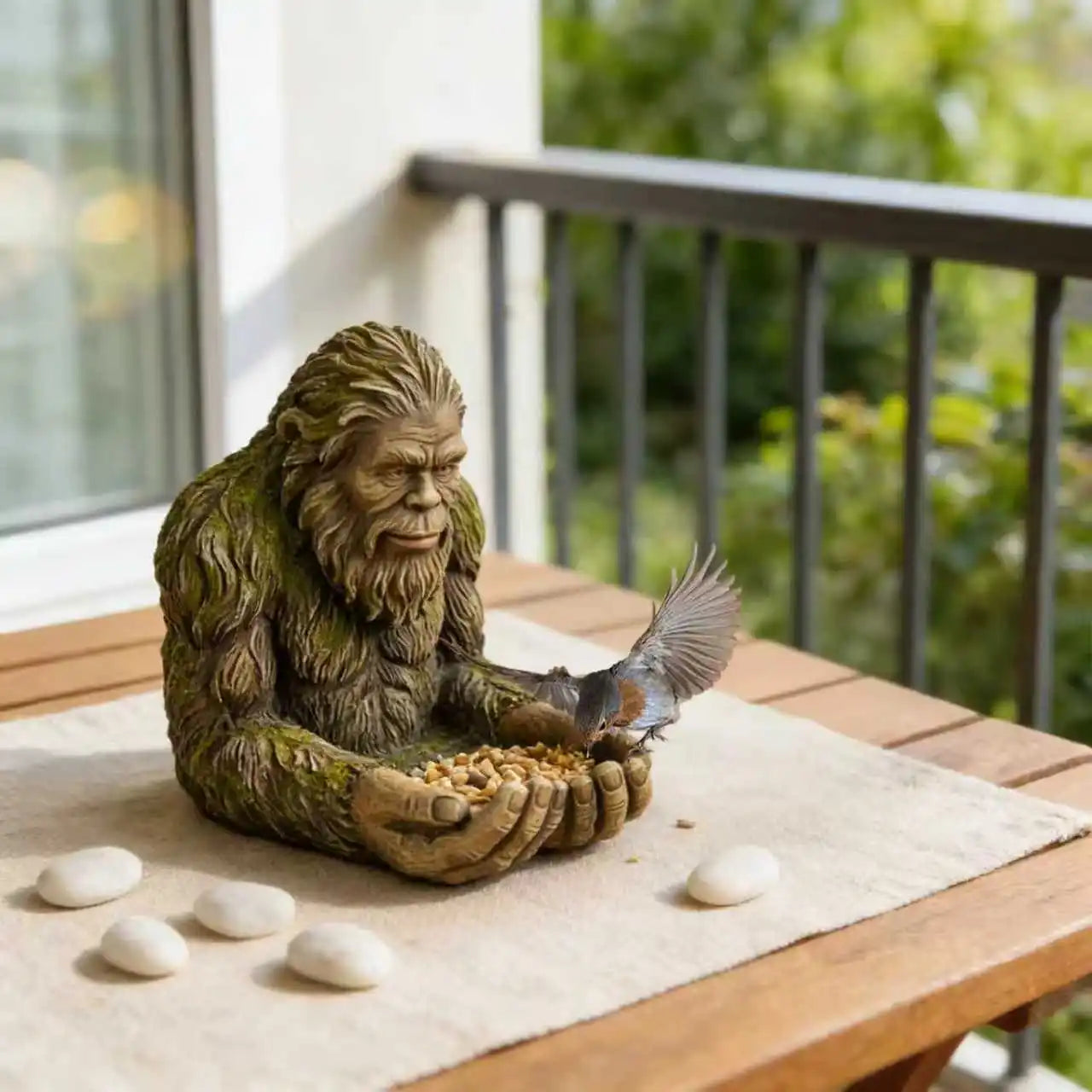 Vogelfutter-Skulptur aus Harz – Multifunktionale Gartendeko mit verstecktem Aufhängeloch